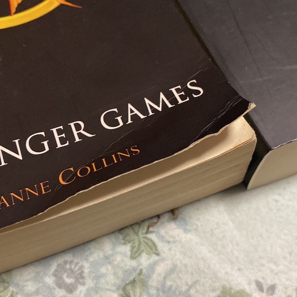 2x Suzanne Collins Novels The Hunger Games & Mockingjay - Picture 6 of 8